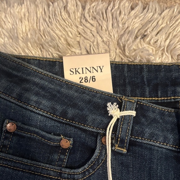 NWT Vince Camuto size 6 skinny jeans with detailed cuffs - Picture 4 of 9